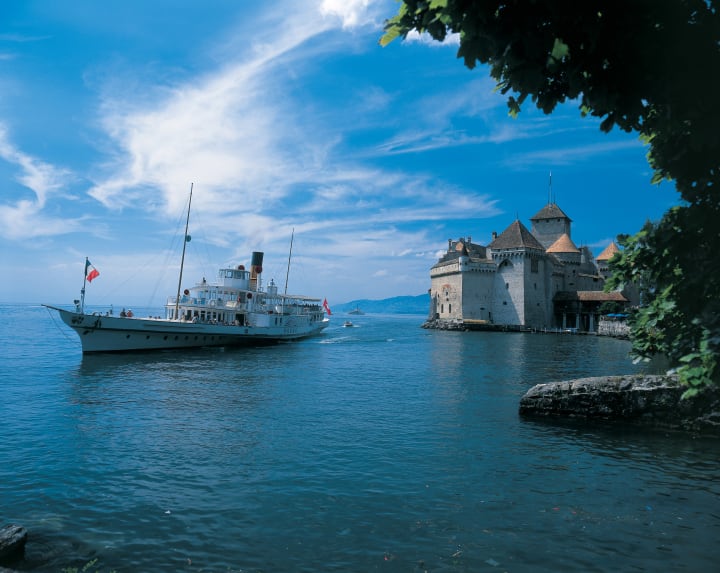 Das Dampfschiff Rhone vor dem Schloss Chillon bei Montreux am Genfersee im Kanton Waadt, eine der berühmtesten Burganlagen Europas. Copyright: Switzerland Tourism / Swiss Travel System / swiss-image.ch / Christof Sonderegger