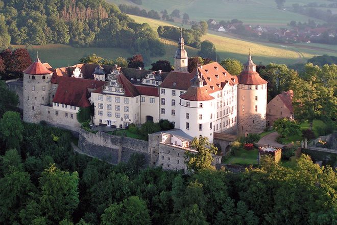 Schloss Langenburg thront hoch über dem idyllischen Jagsttal. Foto: djd/Schloss Langenburg