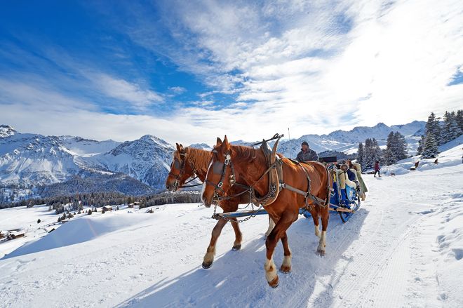 Abschalten und entspannen gelingt auch bei einer Pferdekutschfahrt durch die verschneite Landschaft rund um Arosa. Foto: djd/Alpine Pearls/Arosa Tourismus