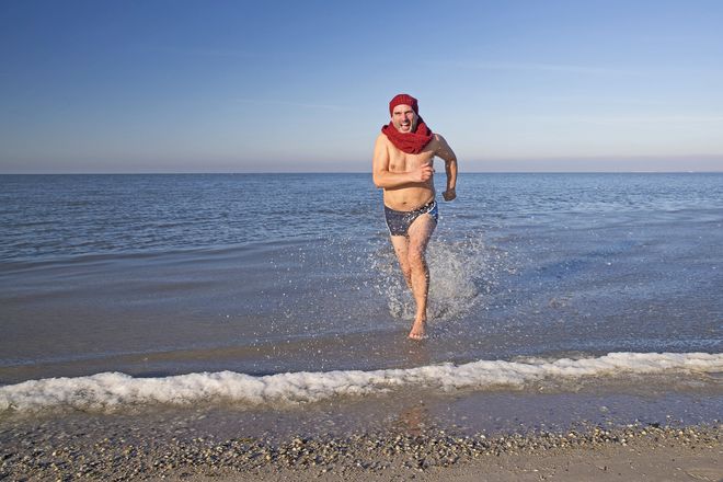 Ein (Fuß-)Bad in der winterlichen Nordsee ist ganz schön frostig und bringt die körpereigene Temperaturregulation auf Trab. Foto: djd/Kurverein Neuharlingersiel e.V./Martin Stöver