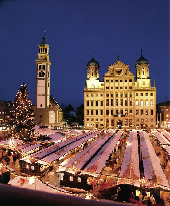 Der Augsburger Weihnachtsmarkt gilt als einer der größten und ältesten Märkte ganz Deutschlands. Bild: Romantische Straße