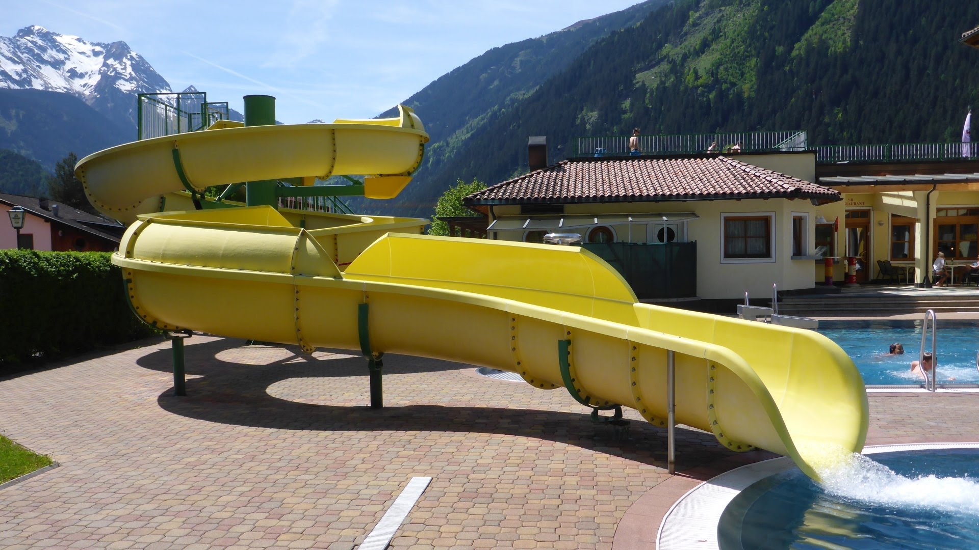 gelbe Riesenrutsche im Freibad | Erlebnisbad Mayrhofen