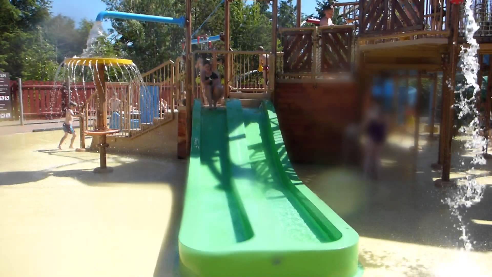 grüne zweibahnige Kinder-Rutsche im Wasserspielhaus | Fårup Sommerland Water Play House slide