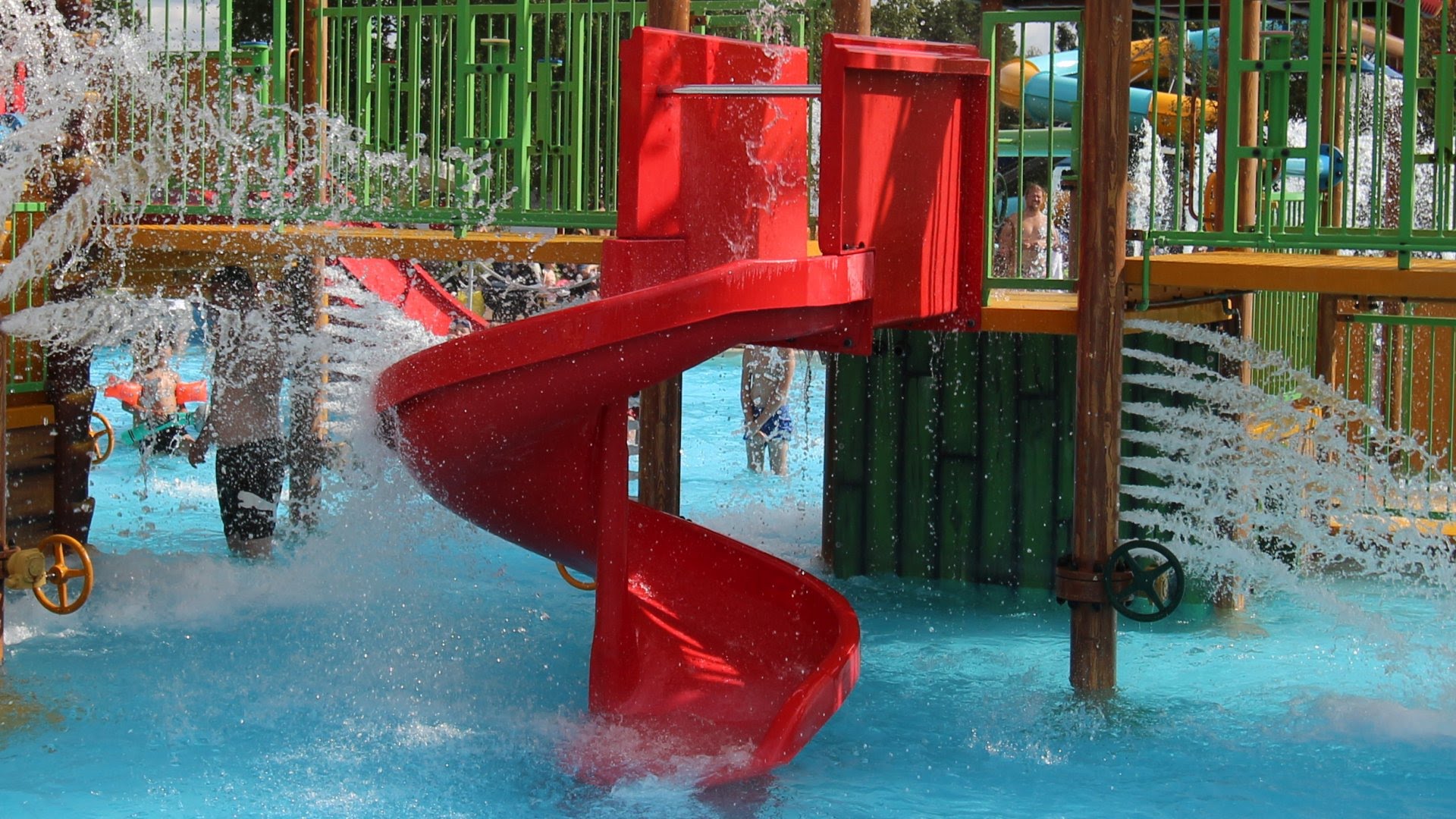 rote Spiralrutsche :: Water Play House | Skara Sommarland