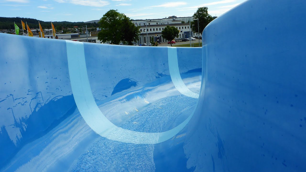 offene Freibad-Rutsche :: blaue Riesenrutsche | Rosenlundsbadet Jönköping