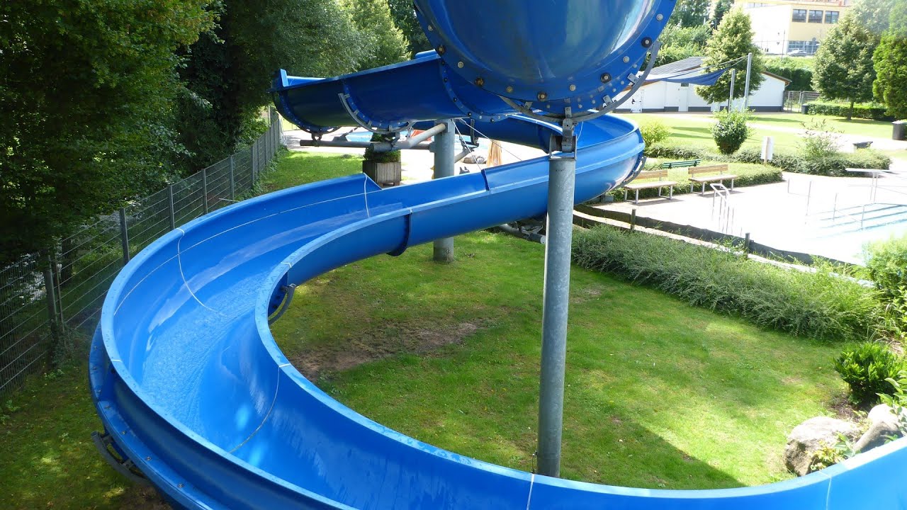 offene Riesenrutsche :: blaue Freibad-Rutsche | Freibad Saarburg