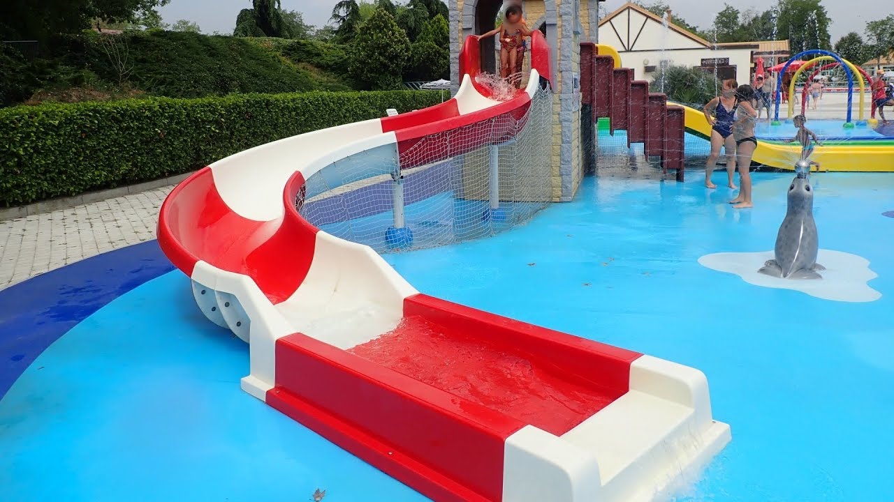 weiß-rote Kinderrutsche :: offene Riesenrutsche | Acquatica Park Mailand